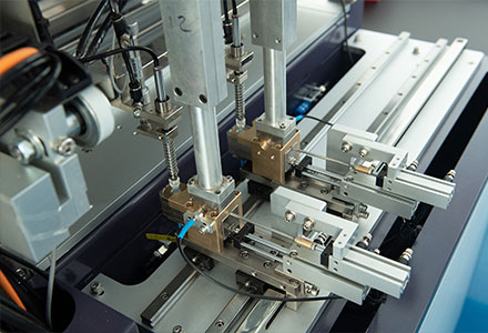 Magnet/metal sheet pasting section